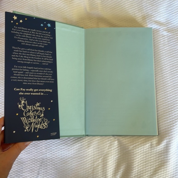 CAROLE MATTHEWS Christmas Cakes & Mistletoe Nights - Picture 3 of 8